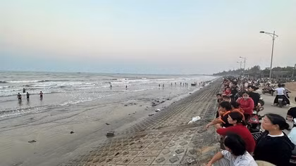 Đi tắm biển, 2 người không may bị sóng cuốn chìm