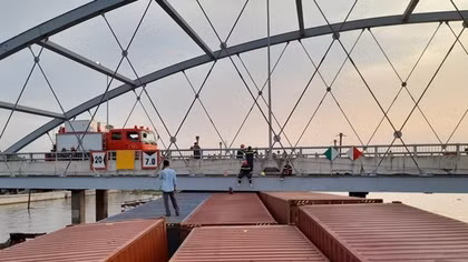 Sà lan chở 27 container bị kẹt cứng dưới gầm cầu Măng Thít