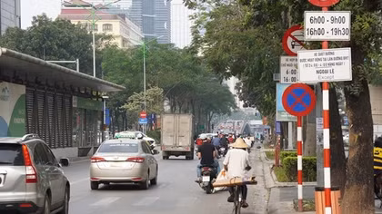 Vì sao Hà Nội dự kiến bỏ biển cấm taxi trên 11 tuyến phố?