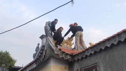 Cảnh sát leo nóc đền khống chế kẻ giết người vì nghĩ “ma xó theo dõi”