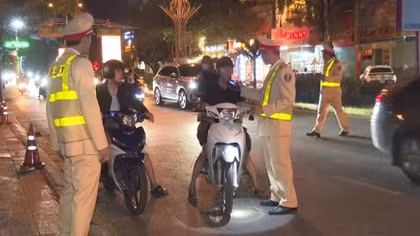 Xử lý nghiêm băng nhóm mang dao phóng lợn đua xe trên đường