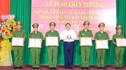 Khen thưởng tập thể, cá nhân có thành tích xuất sắc khám phá nhanh vụ cướp tiệm vàng ở Trà Vinh