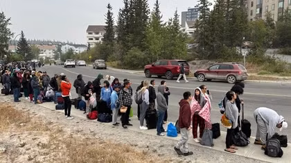 Canada sơ tán khẩn gần 20.000 dân vì thảm họa cháy rừng tồi tệ nhất
