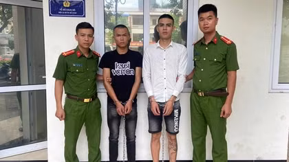 "Ăn hàng" xong, 2 tên cướp lục lọi lấy 2 triệu đồng rồi vứt chiếc túi còn 16 triệu vào bụi cây