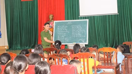Ấn tượng về lớp học tiếng Anh miễn phí của Phó trưởng Công an xã