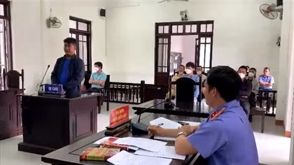 Lái xe đầu kéo chặn ngang cao tốc thách thức CSGT, nhận 12 tháng tù