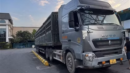 CSGT tuần tra đêm, xử lý hàng loạt container cắt nóc