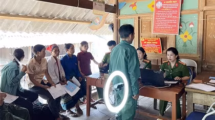 Vượt núi, vào bản làm CCCD giữa ngày lễ