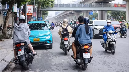 Người dân "hồn nhiên" đi ngược chiều trong giờ cao điểm