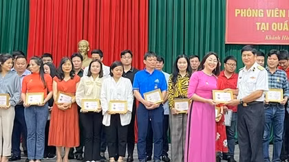 Trao huy hiệu và kỷ niệm chương cho các nhà báo, nhà văn tác nghiệp tại Trường Sa