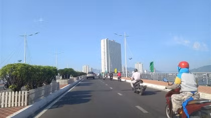 Ôtô tông chết nữ công nhân môi trường rồi bỏ trốn
