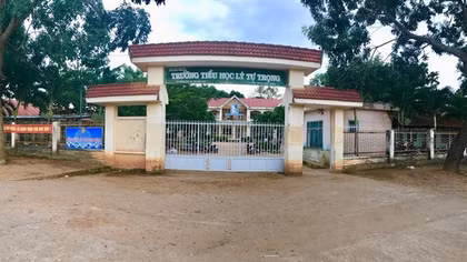 Nhận bóng bay từ người lạ ngoài cổng trường, hàng chục học sinh bị ngộ độc