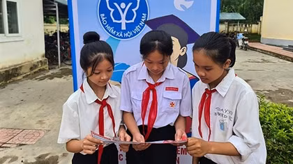 Xin thẻ BHYT tặng học sinh nghèo, thay vì hoa và bánh nhân Ngày Nhà giáo Việt Nam