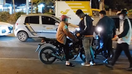 Quái xế "tắt tiếng" khi gặp Cảnh sát 141