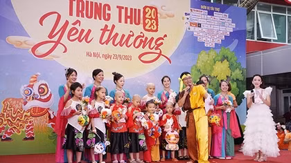 Những em bé đón "Trung thu yêu thương" ở bệnh viện