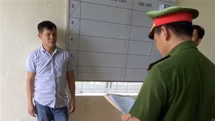 Hai lâm tặc “đua" tốc độ, đẩy gỗ lậu xuống đường khiến cán bộ Công an bị thương nặng