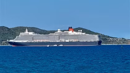 Tàu du lịch biển Queen Elizabeth II đưa gần 1.900 du khách đến vịnh Nha Trang