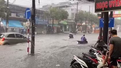 Mưa giông gây ngập nặng và khiến hơn 7.600 hộ dân Biên Hòa mất điện