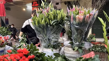 Hoa tươi ngày 29 Tết Nguyên đán: Đắt hơn thịt vẫn hút khách