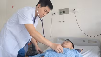 Nổ lốp xe ô tô gây vỡ động mạch chủ, nam thanh niên được cứu sống