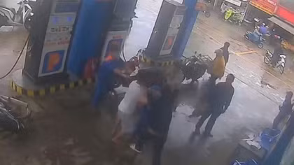 Làm rõ 2 đối tượng dùng vỏ chai bia đánh nhân viên cây xăng bị thương