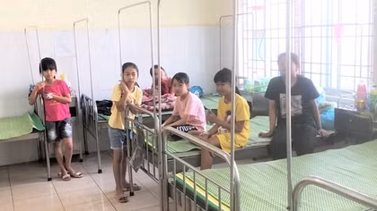 Tạm giữ 4 người tặng bóng bay khiến hàng chục học sinh bị ngộ độc