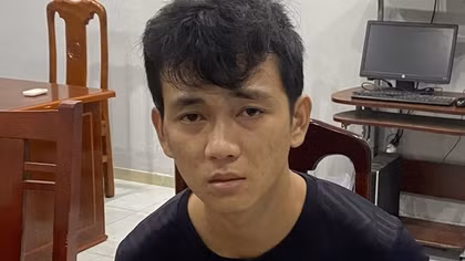 Đóng giả khách hàng, lừa đeo vàng lên tay rồi bỏ chạy