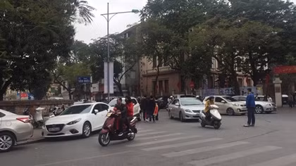 Xe máy được phép lưu thông hai chiều trên đường Quốc Tử Giám,Hà Nội