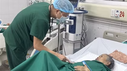 Sốt xuất huyết vào đỉnh dịch, nhiều người phải cấp cứu