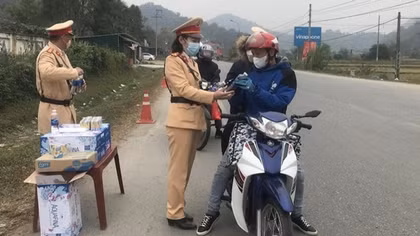 CSGT lập chốt nghỉ chân, giúp người dân trở lại làm việc