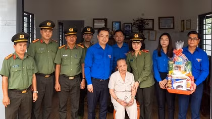 Tuổi trẻ CAND “Hành quân theo bước chân những người anh hùng”