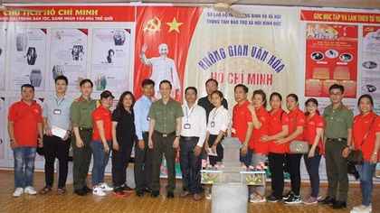 Cơ quan đại diện Cục Truyền thông CAND TP Hồ Chí Minh trao quà từ thiện tại Bình Phước