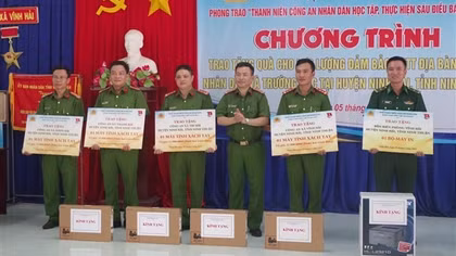 Tuổi trẻ Công an Cụm thi đua số 7 trao tặng nhiều phần quà tại Ninh Thuận