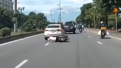 CSGT Hà Nội truy tìm tài xế ô tô tạt ngã người đi xe máy