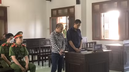 Làm tiền giả đi mua hàng để lấy lại tiền thật, hai bị cáo "cưa" 9 năm tù