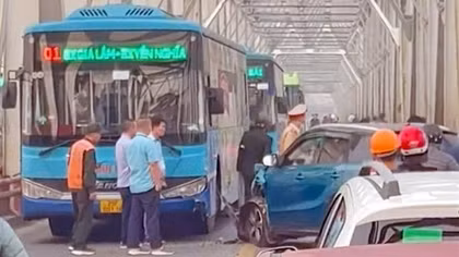 Xe buýt và ô tô con va chạm, cầu Chương Dương kẹt cứng