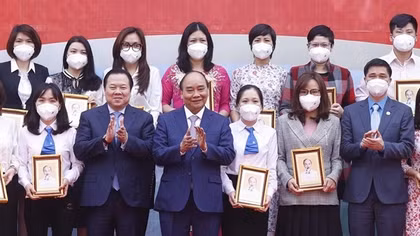Chủ tịch nước Nguyễn Xuân Phúc dự Lễ phát động thi đua năm 2022 ngành dệt may và da giày