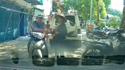 Xác minh thông tin tự quản phường nhận tiền của người bán hàng rong