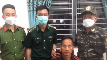 Cảnh sát vây bắt đối tượng thủ súng khi giao dịch ma tuý
