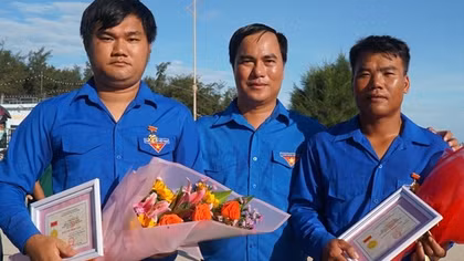 Tặng huy hiệu “Tuổi trẻ dũng cảm” cho 2 thanh niên cứu 6 học sinh trên biển