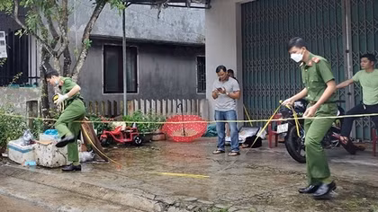 Đi ăn sáng cùng bố rồi đâm 2 người thương vong