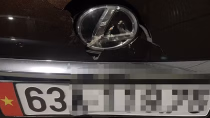 Bị đèn ô tô Lexus chiếu chói mắt, mang gạch đập cho "hả dạ"