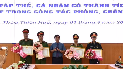 Khen thưởng nhiều tập thể, cá nhân trong vụ bắt đối tượng dùng súng AK cướp tiệm vàng