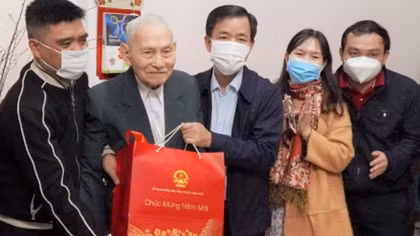 Người dân cố đô đón Tết vui tươi, lành mạnh và an toàn