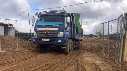 Tai nạn rình rập quanh bãi tập kết cát “chui” cạnh đường giao thông huyết mạch