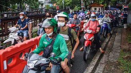Cầu Long Biên ùn tắc sau khi lắp rào chắn xe ba bánh