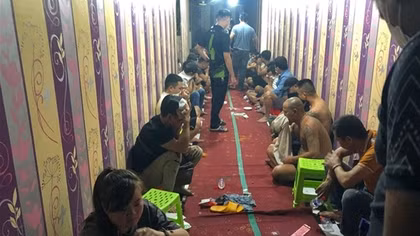 Triệt xoá sòng bạc trong quán karaoke, thu 2 khẩu súng
