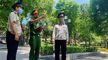 Không để hàng rong bủa vây không gian đi bộ hồ Gươm