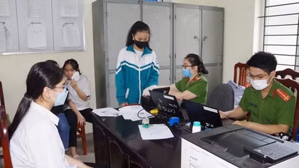 Công an TP Phủ Lý hỗ trợ người dân làm CCCD trong ngày nghỉ lễ