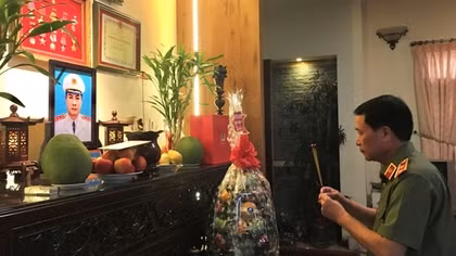 Thứ trưởng Lê Quốc Hùng thăm các gia đình cố lãnh đạo Bộ Công an